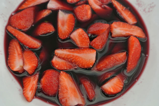 glacons aux fraises et vin rouge